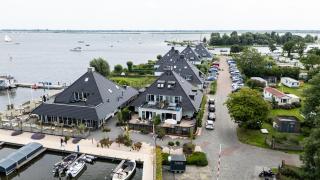 Spacious Water Apartment with Terrace & BBQ Garden in Offingawier - Offingawier - 0