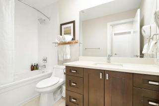 Lakefront Lux 2BR Unit - 6