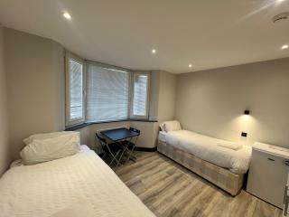 Comfy 5-Bedroom House in Reading - Shinfield - 6