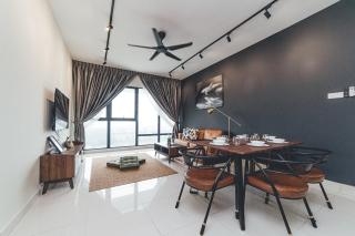 Wooden Sand MosaicSouthkey 3BR w bathtub Midvalley by Our Stay - 0