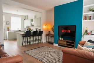 Modern Skipton House, Sleeps 5, Canal & Parking - 0