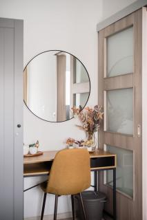 Stylish Stay Above the City Buzz - 8