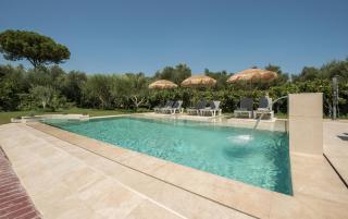 Vanesa Villa Retreat, 2BR with Lush Outdoor Oasis by Villa Mana Gers - 2