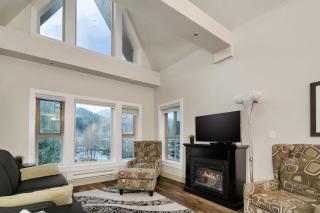 3BR Lakeside Retreat at Harrison - Harrison Hot Springs - 9