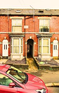 Spacious 5-Bed South View Home for Families, Sleeps 10, Garden, Free Wi-Fi, Parking, Close to Sheffield City Centre - Sheffield - 3