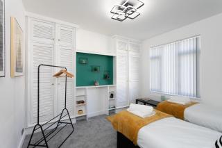 Quick Deals l 5 Bedroom l Sleeps 10 l Parking l Ideal for Groups l Oak Stays Short Lets & Serviced Accommodations - 6