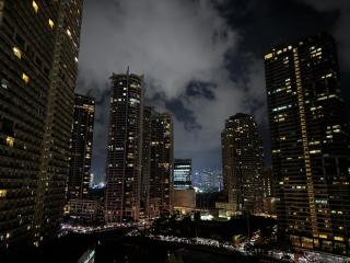 Metro Nook Cozy 2BR Unit with Balcony Facing Rockwell - Acqua Private Residences - 3