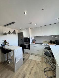 Sunset View 2BR Apartment - Beautiful London View & Free Parking - Londra - 1