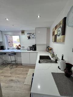 Sunset View 2BR Apartment - Beautiful London View & Free Parking - 3