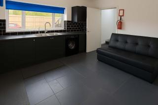 5 beds -Spacious 4-Bedroom Retreat in the Heart of Churchill- Ideal for contractors and work stays - 2