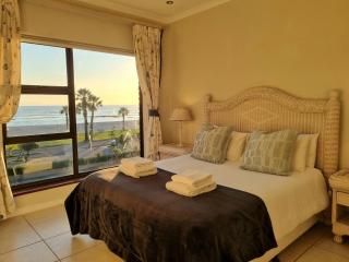 Flat 9, Beachfront 2 Bedroom with Sea View for 4 - 8