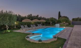 Vanesa Villa Retreat, 2BR with Lush Outdoor Oasis by Villa Mana Gers - 8