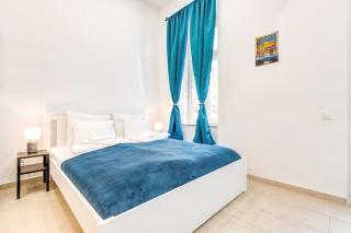 Central - NEW with Balcony - Charming - 4