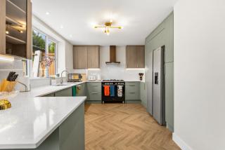 Stylish group retreat with garden, games & parking in West London - 8