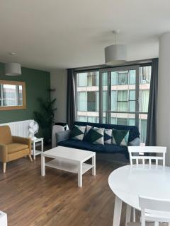 Modern 1-Bedroom Apartment in The Hub, Milton Keynes - FREE PARKING - 2
