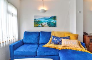 Sea Views & Chic 2-Bed Retreat by the Coast - 2