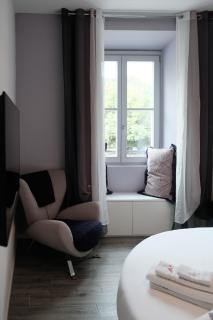 Lakeside bliss with free parking - 4