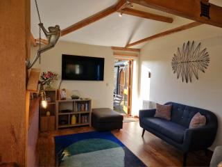 Swift Host - Orchard Barn - Sleeps 4 - Hot Tub - EV Charger - Pet Friendly - 6