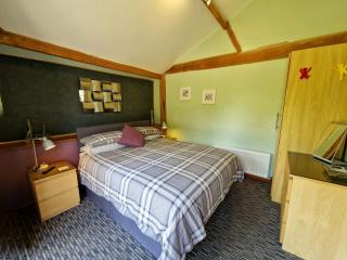 Swift Host - Orchard Barn - Sleeps 4 - Hot Tub - EV Charger - Pet Friendly - 5