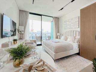 Newly Furnished Studio Haven in Binghatti Azure - 9
