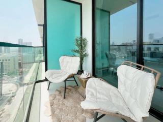 Newly Furnished Studio Haven in Binghatti Azure - 7