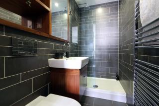 Central Apt-Parking-2Bed-2Bath-By FabAccommodation - Cardiff - 3