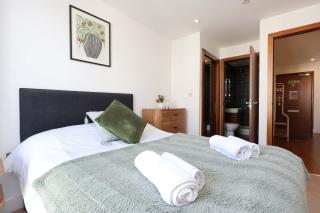 Central Apt-Parking-2Bed-2Bath-By FabAccommodation - Cardiff - 4