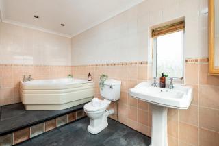 Large 4Bedroom House-Parking -By FabAccommodation - 1