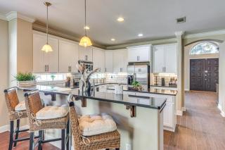 3BR Gulf Getaway, Pet-Friendly, Soaking Tub, Near Parks - 8