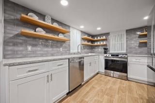 Chic 2BR Downstairs Unit - Fenced Yard Grant Park - 3