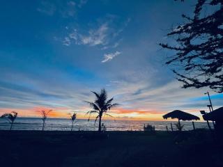 Judah-Ian Beachfront Relaxing Beachfront house with kiddie pool - - 7