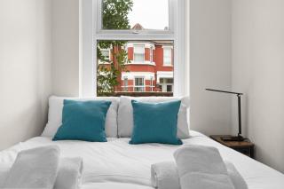 Ground Floor 3BR - Parking -King Beds-Near Stadium - 2