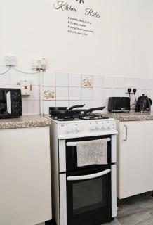 Kingston Duplex Sleeps 8 Balcony Parking & Wi-Fi - 2