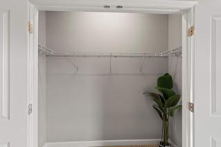 Upscale King 3BR Townhouse Pineville - 1