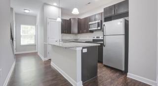 Upscale King 3BR Townhouse Pineville - 6