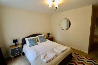 2-Bedroom Apartment with Balcony & Parking in Central Woking - 7