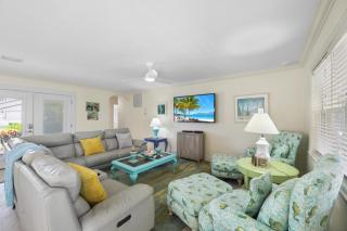 Pet-friendly waterside home with pool/steps to beach - 8