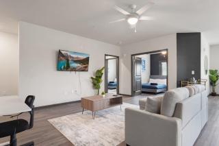 Luxe King 3 Bedroom Suite North Raleigh - 8