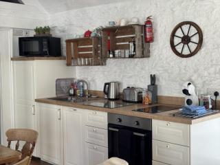 The Parlour Cotswolds Farm Stay With Pool - 4