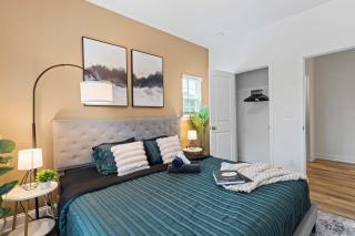 Luxe King 3BR Townhouse Mins to Uptown Charlotte NC - 0