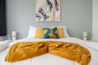 Beautiful Orpington Home w Pool Table and Driveway - 6