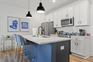 Luxe King 3BR Townhouse Mins Uptown Charlotte - 1