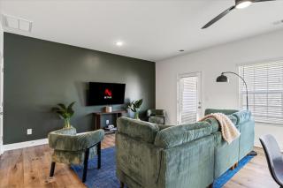 Luxe King 3BR Townhouse Uptown Charlotte - 6