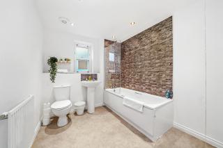 Stylish 2 Bedroom 2 Bathroom Apartment - 8 Minutes Drive to Central MK - Free Parking, Fast WiFi & Smart TV by Yoko Property - 6