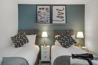 Stylish 2 Bedroom 2 Bathroom Apartment - 8 Minutes Drive to Central MK - Free Parking, Fast WiFi & Smart TV by Yoko Property - Bletchley - 2