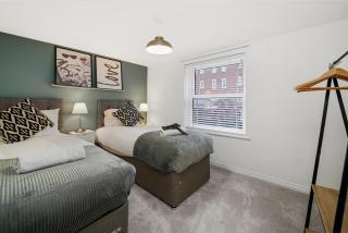 Stylish 2 Bedroom 2 Bathroom Apartment - 8 Minutes Drive to Central MK - Free Parking, Fast WiFi & Smart TV by Yoko Property - 3