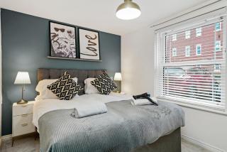 Stylish 2 Bedroom 2 Bathroom Apartment - 8 Minutes Drive to Central MK - Free Parking, Fast WiFi & Smart TV by Yoko Property - Bletchley - 1
