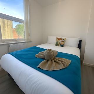 Lots of space! Free Parking Sleeps 9 - 7