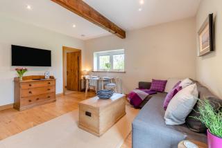 The Cottage - West Hall - 5