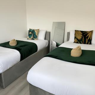 Lots of space! Free Parking Sleeps 9 - 6